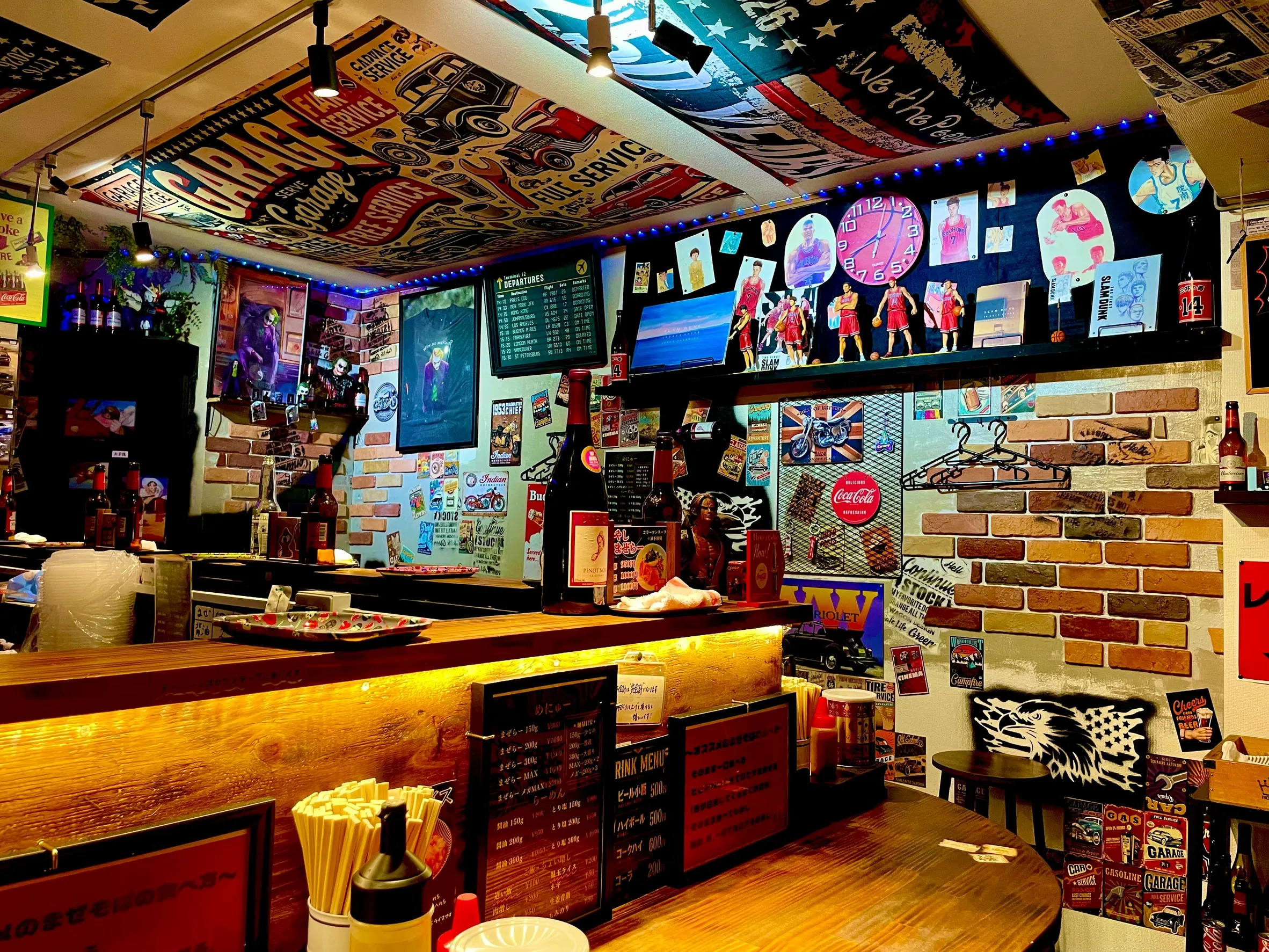 まぜらーくらうん店内。アメリカンレトロな雑貨と照明