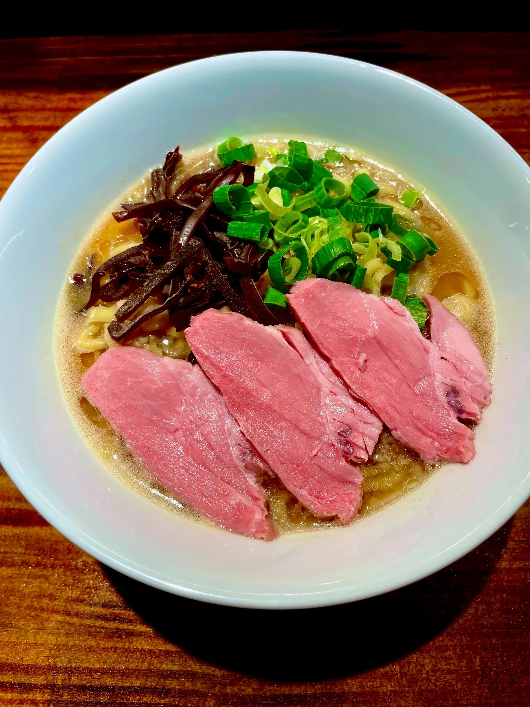 まぜらーくらうんの背脂醤油らーめん。醤油スープにチャーシューとネギ