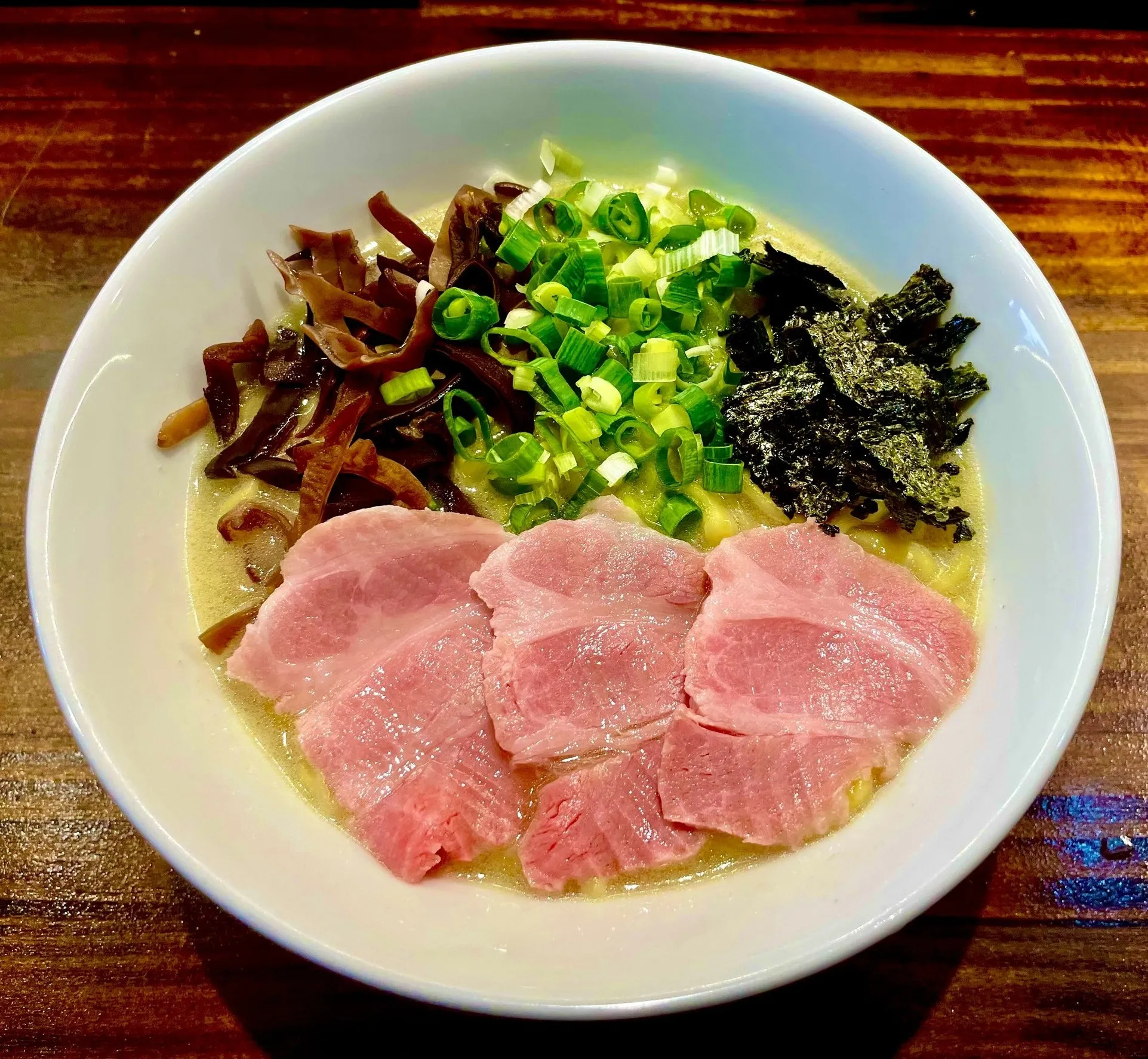 まぜらーくらうんのとり塩らーめん。鶏塩スープにチャーシューとネギ